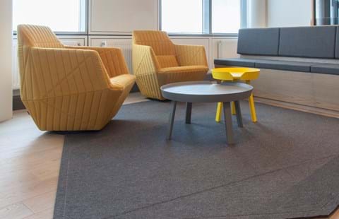 Power office_20, filttæppe under gul stol